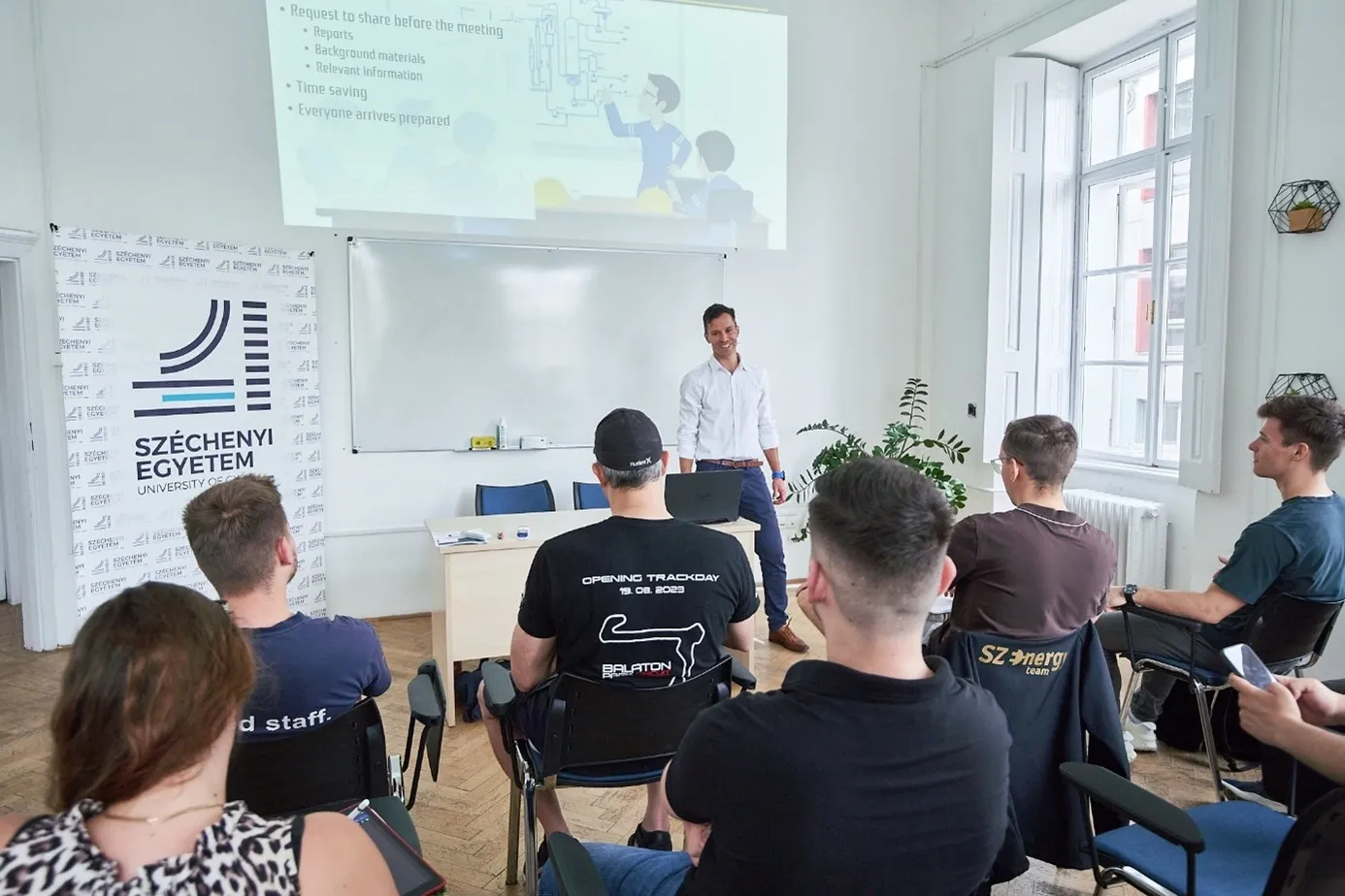 Dr Kling, an engineer with the Williams F1 team, not only shared technical knowledge, but also provided personal insights with students at Széchenyi István University. (Photo: József Bankó)